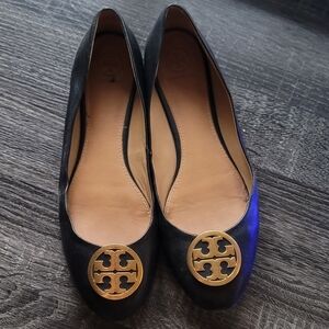 Tory Burch Women’s black leather flats with gold accent